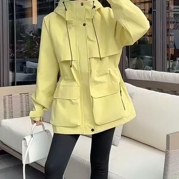 西藏新疆包邮2025春秋新款女今年流行爆款连帽冲锋衣外套抽绳收腰