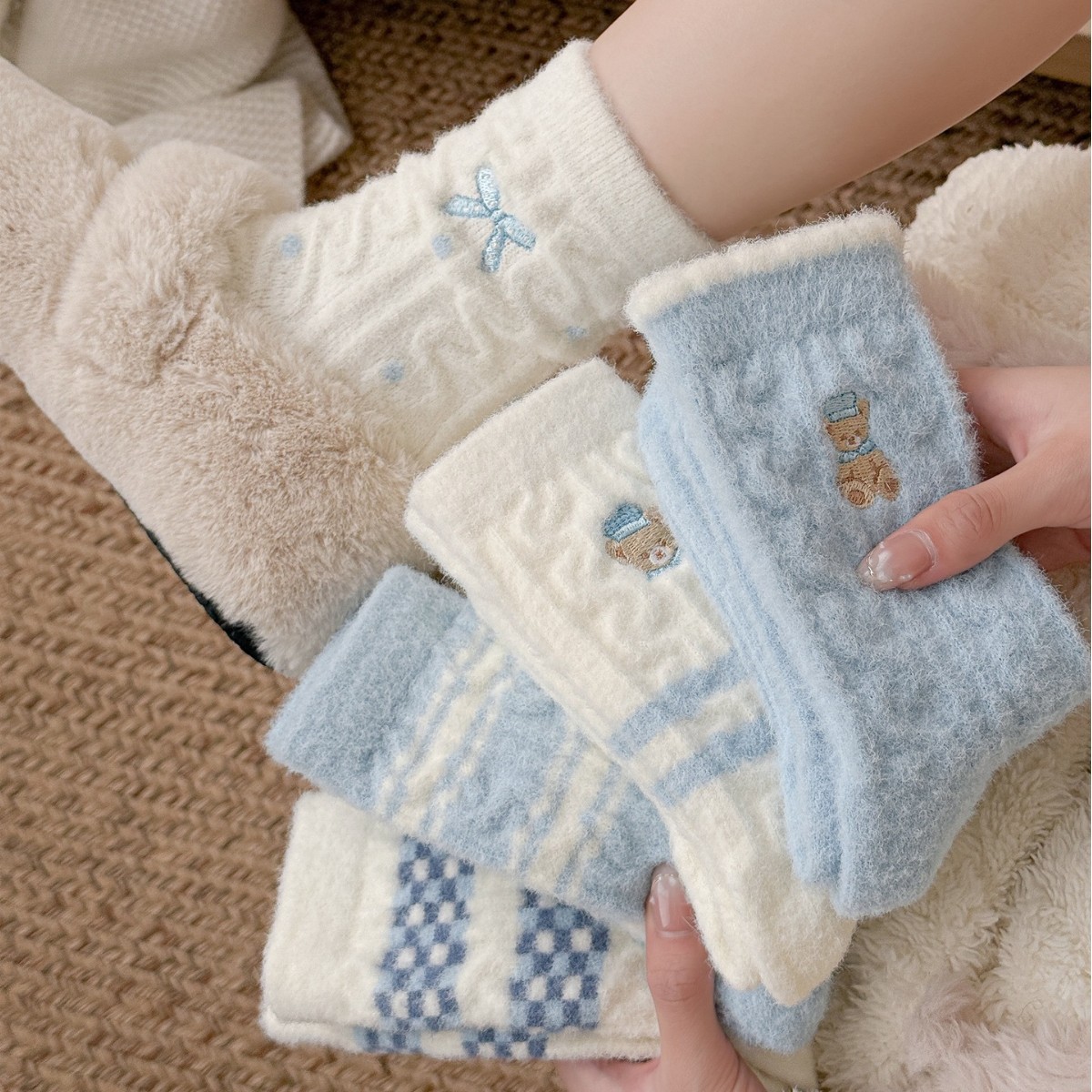 毛绒袜子女秋冬季加绒中筒袜加厚保暖可爱卡通长袜居家地板睡眠袜