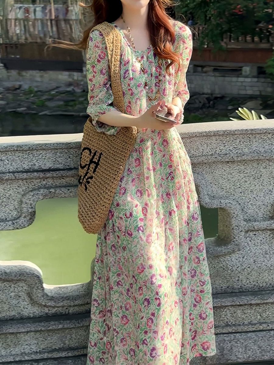 绿色碎花气质连衣裙女2025夏季新款大码宽松显瘦法式洋气减龄长裙