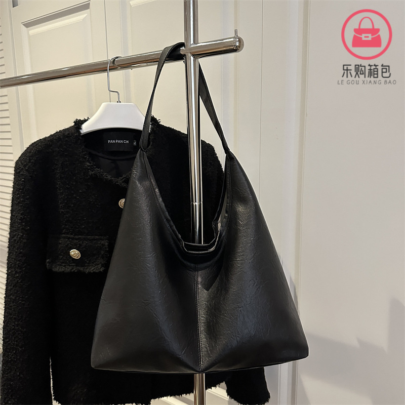 2025秋冬新款韩式大容量软质PU单肩托特包都市简约风横款方型泥色