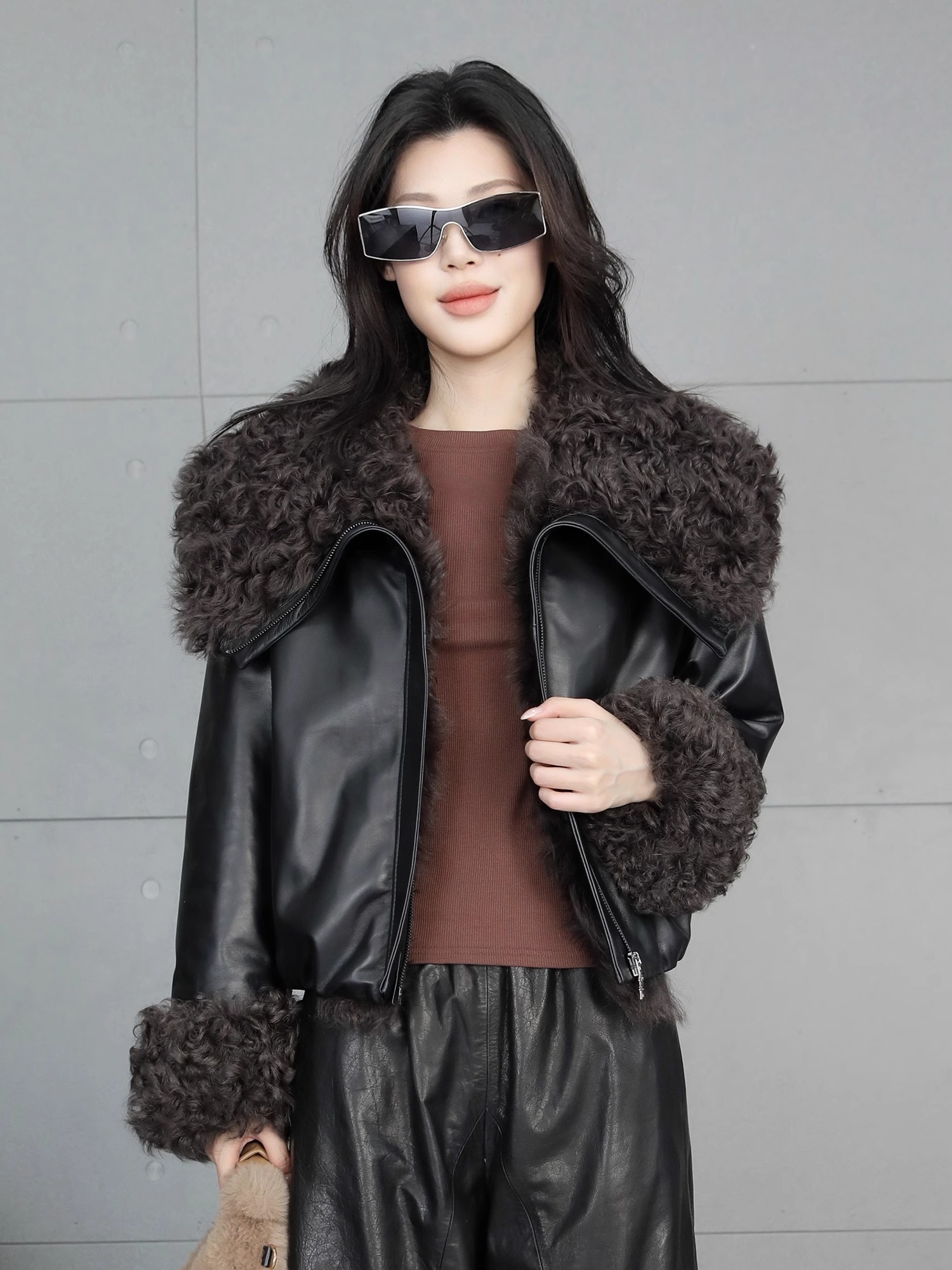 黑色羊卷毛领皮衣外套女短款2025年冬季新款绵羊皮保暖羽绒服