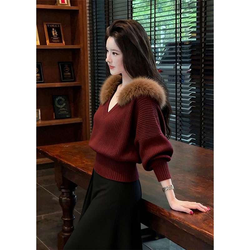 2025年新款秋冬轻熟风V领针织衫女时尚懒风高级感酒红色毛领毛衣