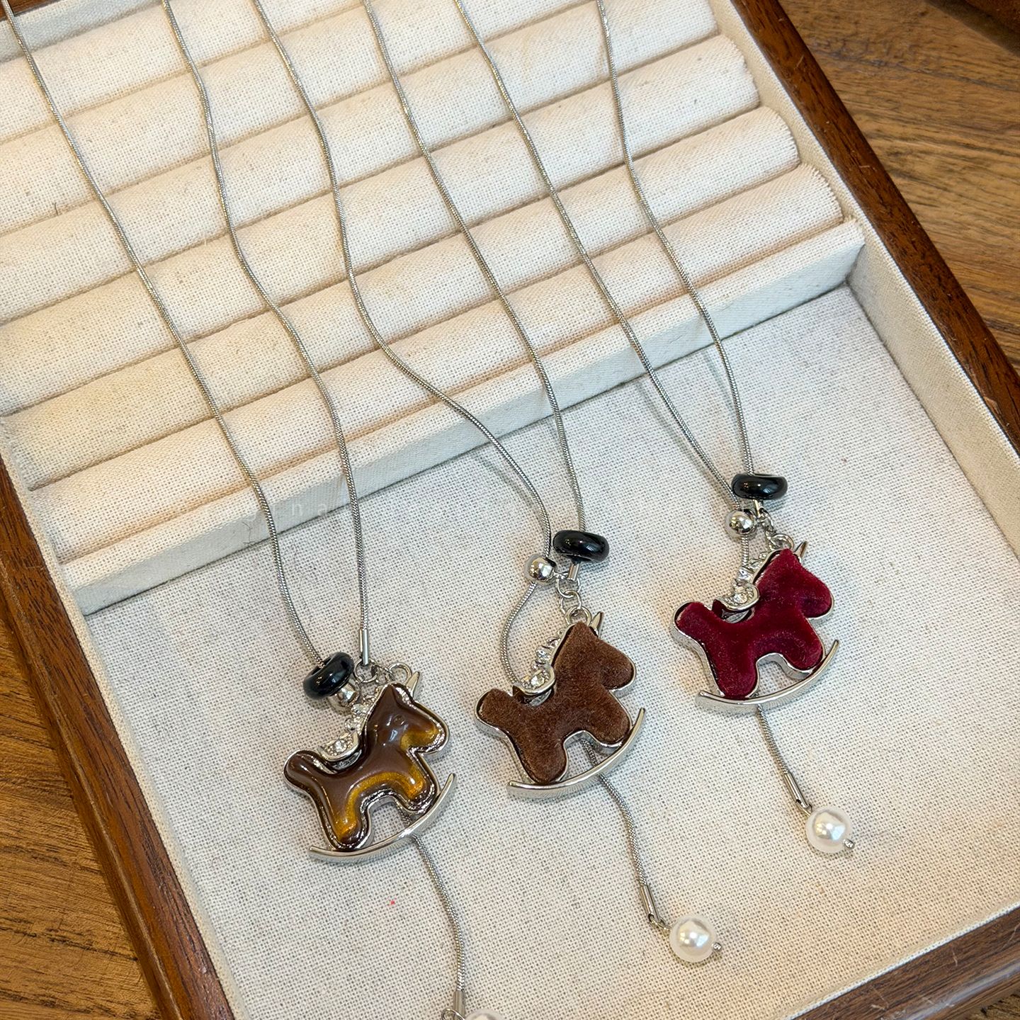 钛钢项链 秋冬植绒小马抽拉项链女2025新款轻奢高级感长款毛衣链