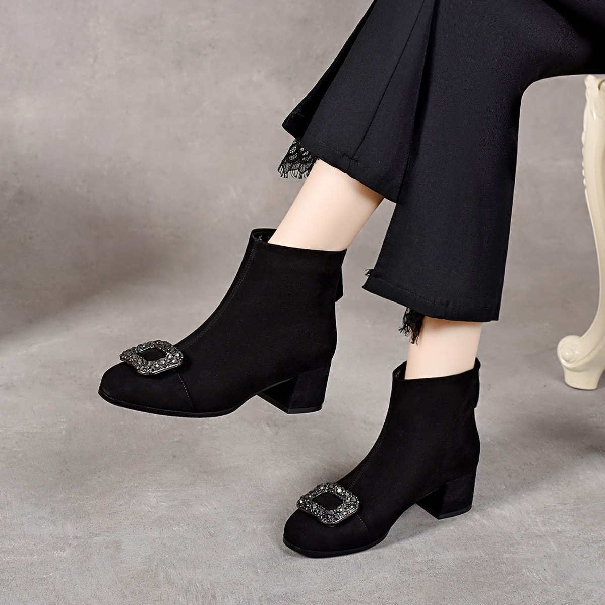 羊皮圆头粗跟水钻方扣短靴女2025秋冬新款时尚百搭后拉链反绒女靴