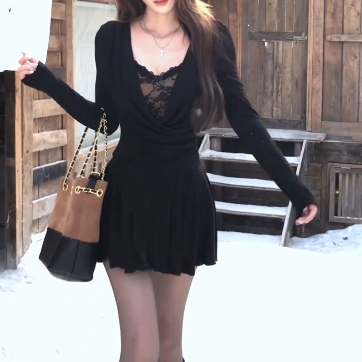 2025新款法式荡领蕾丝黑色连衣裙子女秋冬季性感纯欲气质收腰短裙
