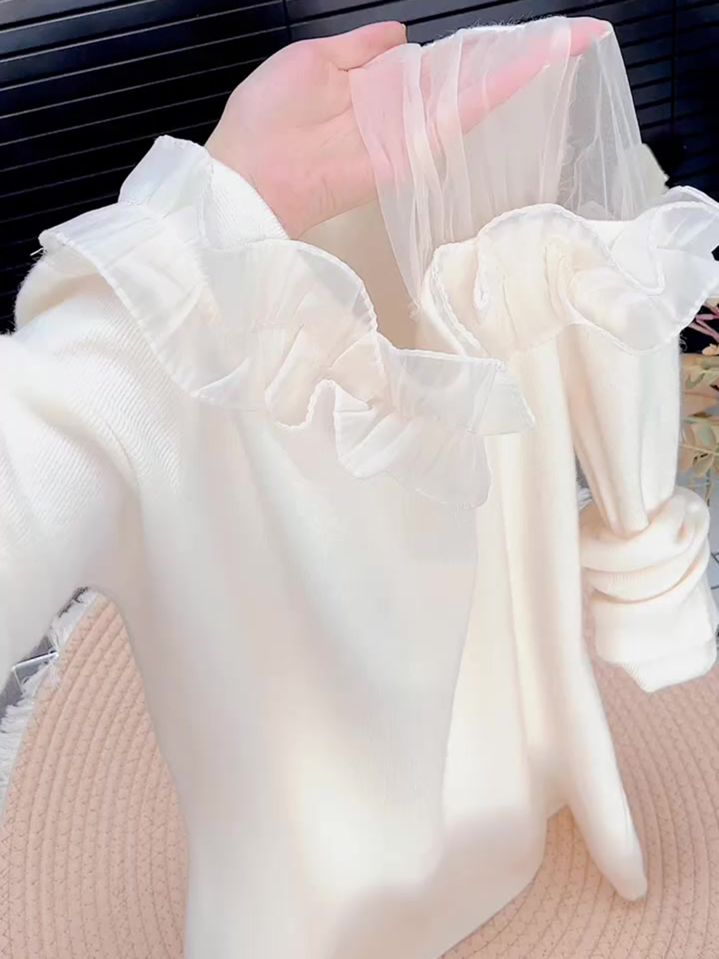 法式复古长袖圆领木耳边杏色针织上衣女2025早秋超好看慵懒风小衫