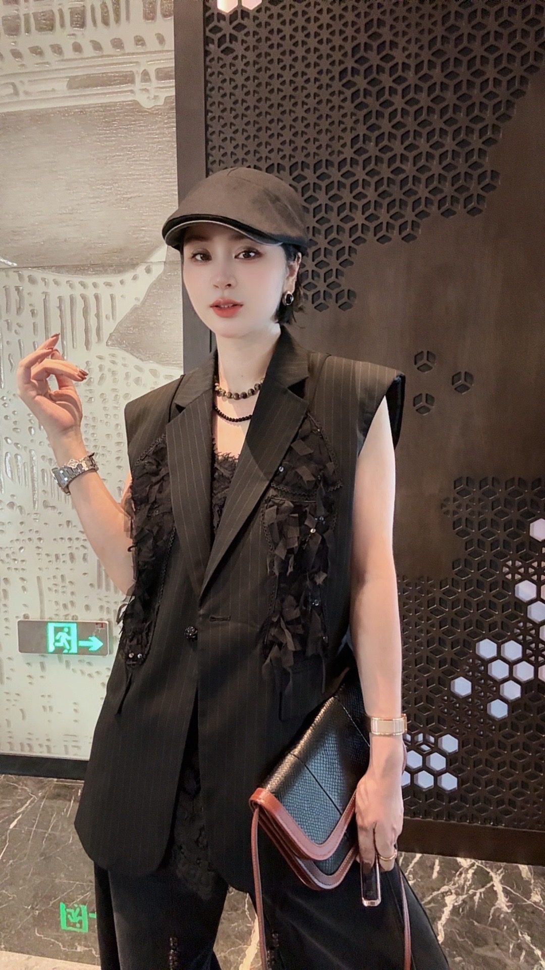 FANYE 2025早秋新款设计感钉花亮片条纹无袖马夹25378