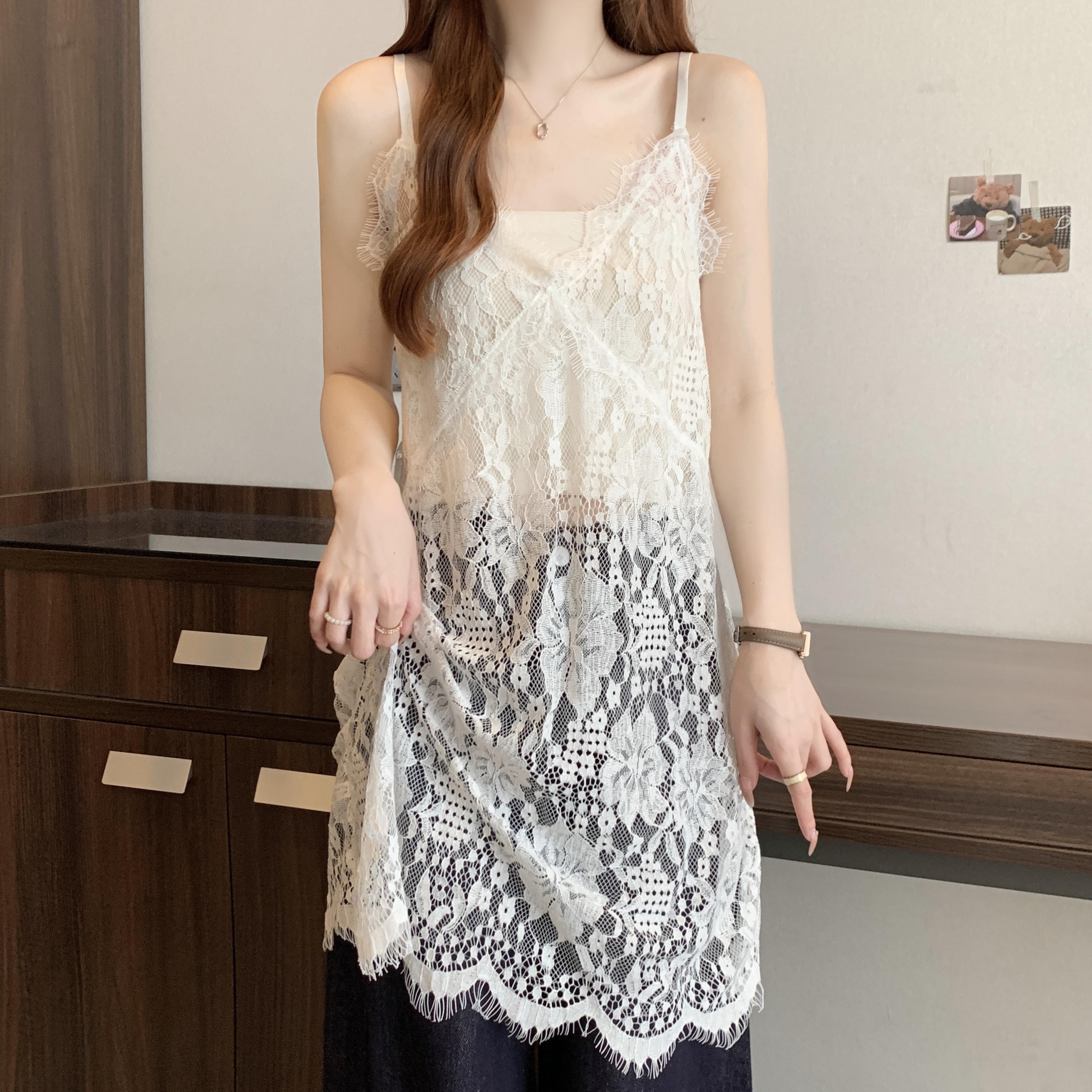 V领吊带连衣裙女夏外穿2025新款大码胖mm中长款蕾丝钩花镂空上衣