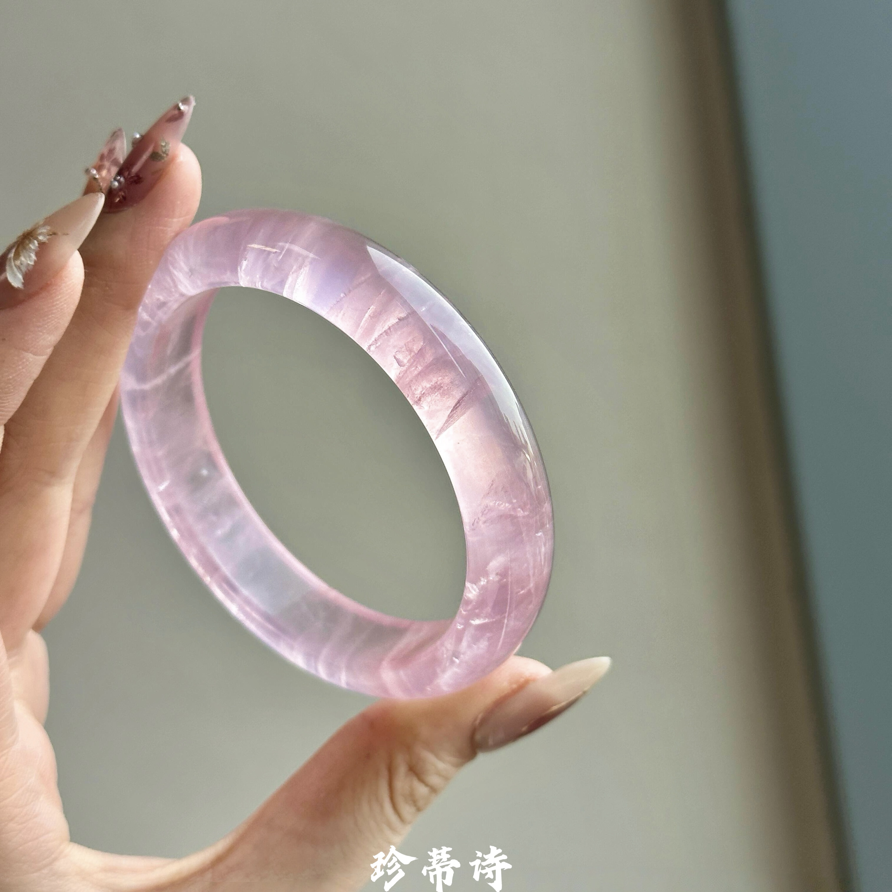 天然粉水晶手镯马达加斯加粉水晶草莓晶手镯招桃花扁条蜜桃冻手镯