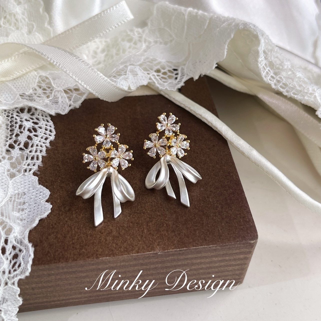 铜合金合成锆石耳饰 「手捧花」精致蝴蝶结蚊香盘耳夹百搭气质耳饰