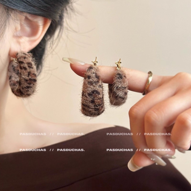 铜合金亚克力耳饰 秋冬款毛绒豹纹轻奢小众高级感港风复古几何形