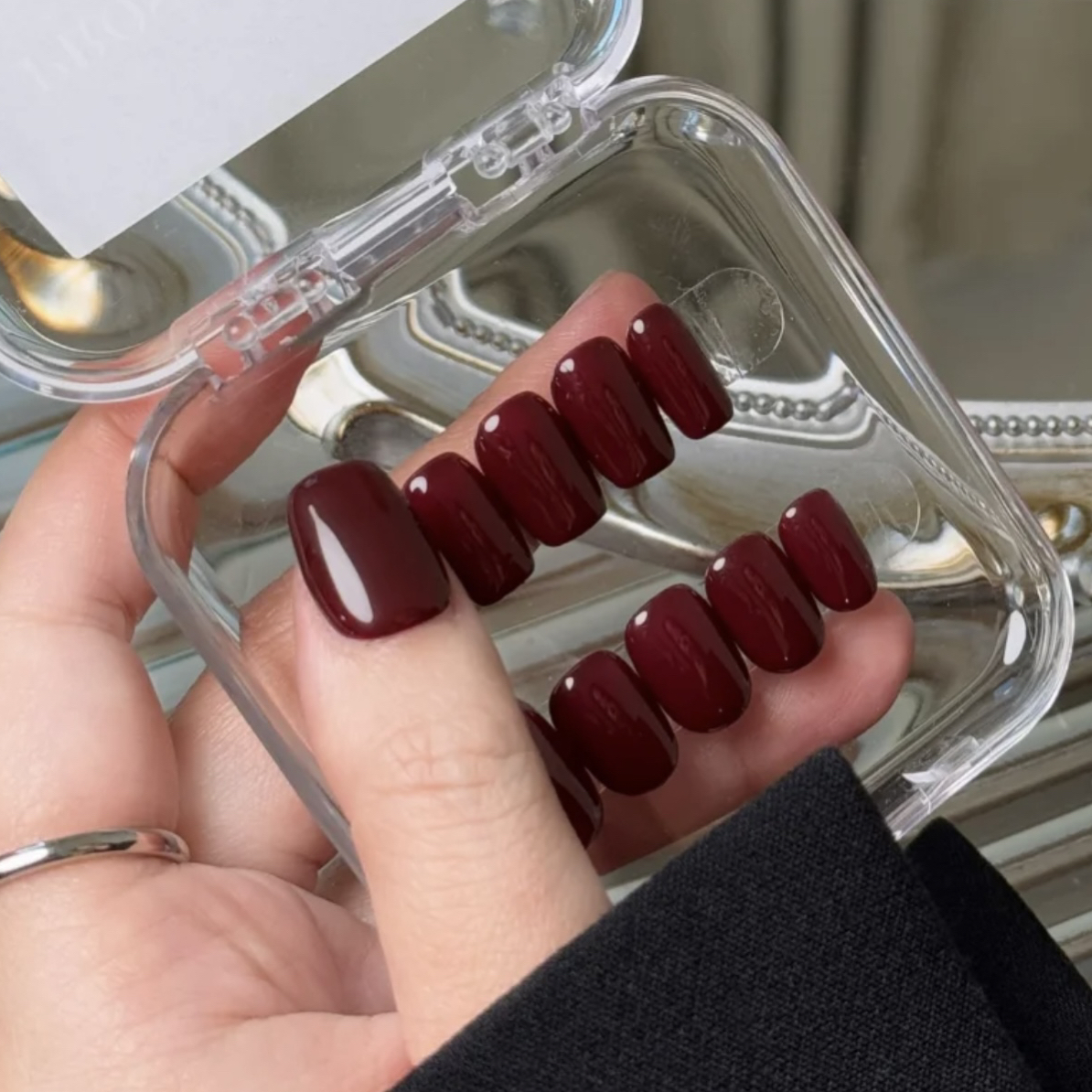 浆果红美甲自带高级感 显白辣妹