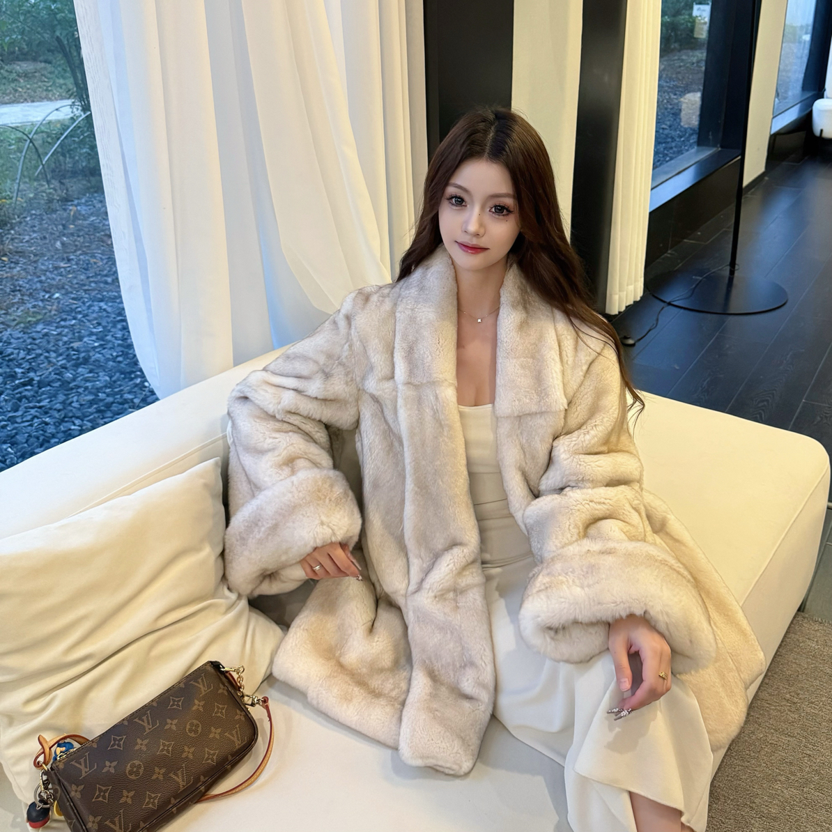 妍女侠YanNvxia'名流派对'新款雷克萨獭兔毛皮毛一体海宁皮草外套