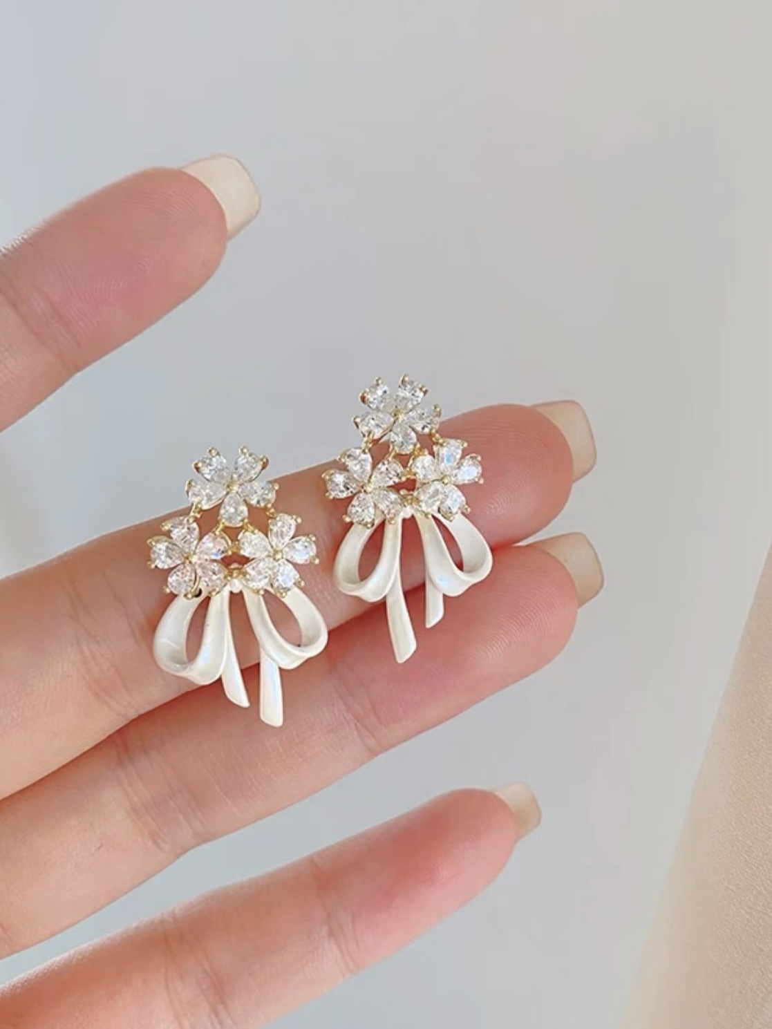 铜合金耳饰 H587手捧花耳钉法式浪漫花束蝴蝶无耳洞蚊香盘耳夹