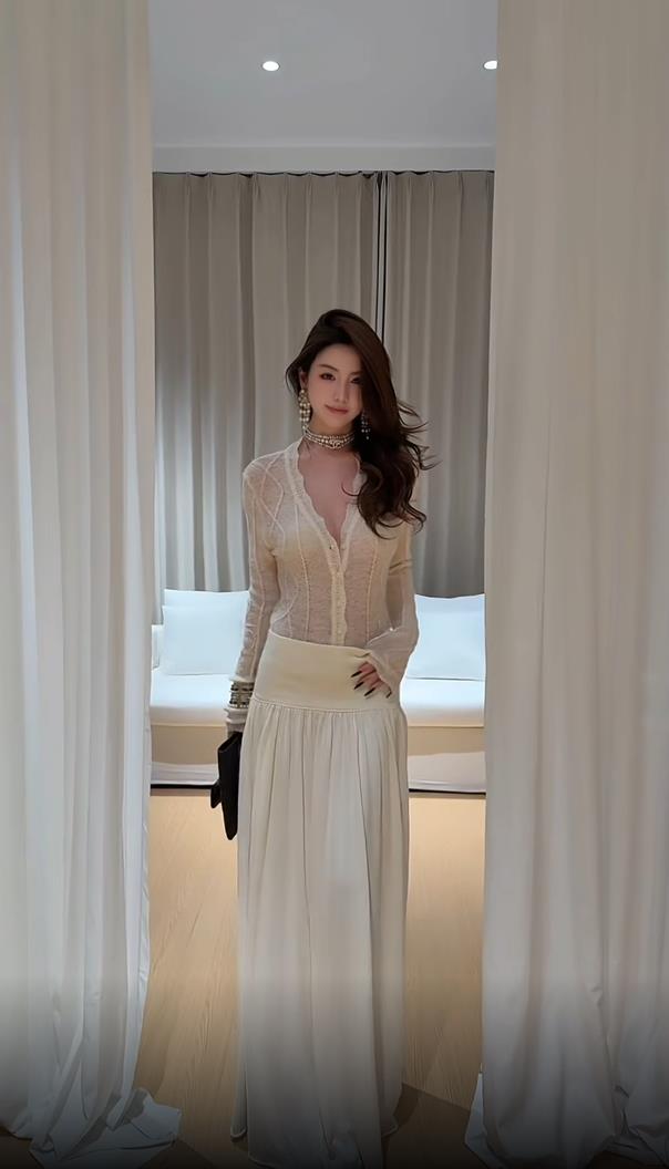 【心动攻略】2026春季新款杏白色海马毛微透针织开衫配高腰半身裙女