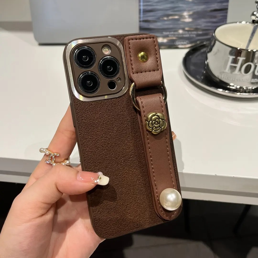 轻奢山茶花腕带适用iphone17手机壳苹果16/14/15promax女创意高档