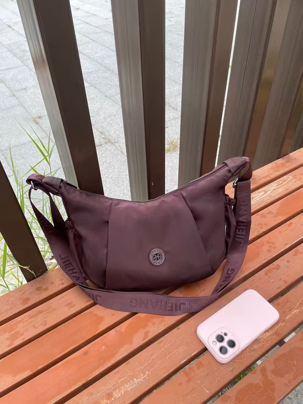 布时尚斜挎包饺子包防刮休闲风包纯色（28x20x10）