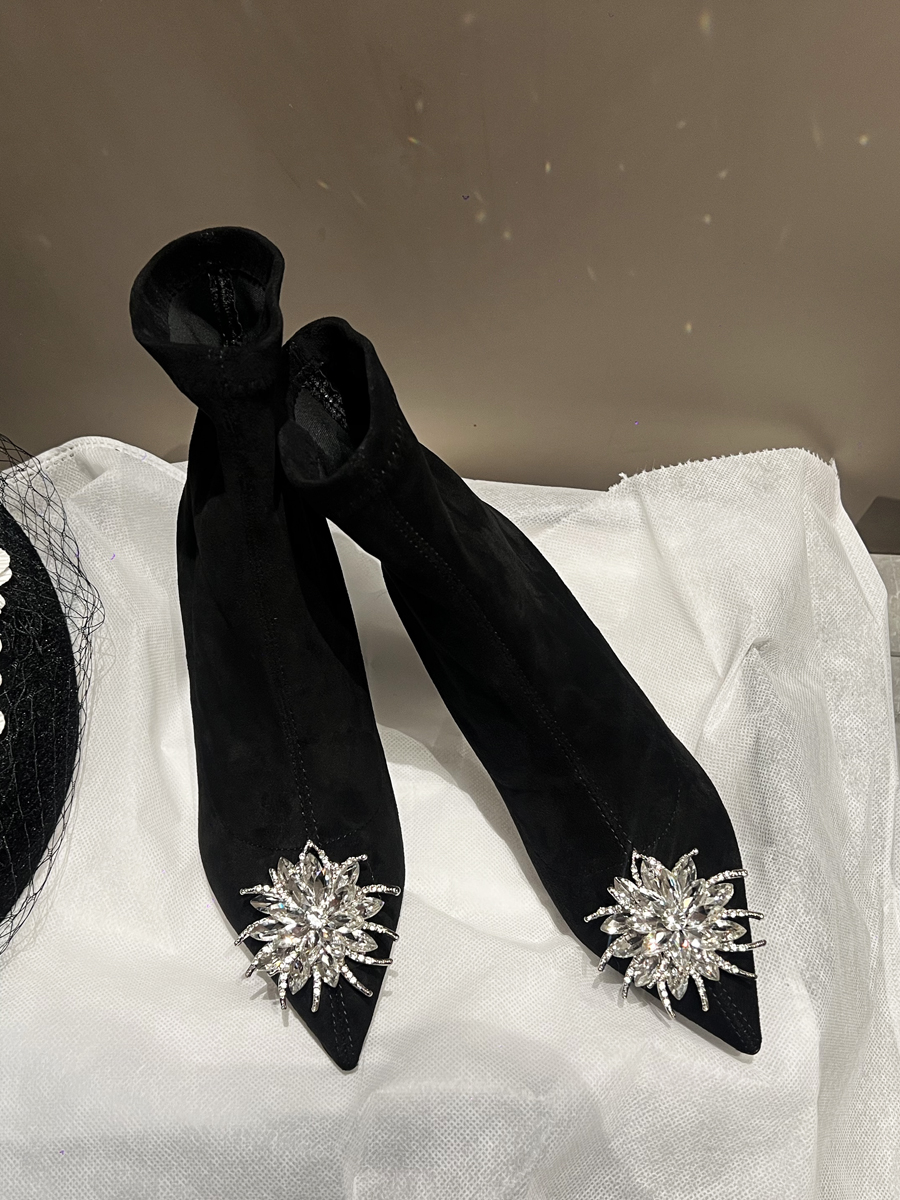 黑色筒靴女2025年冬季尖头新款时装花朵水钻靴秋冬靴子女鞋短靴