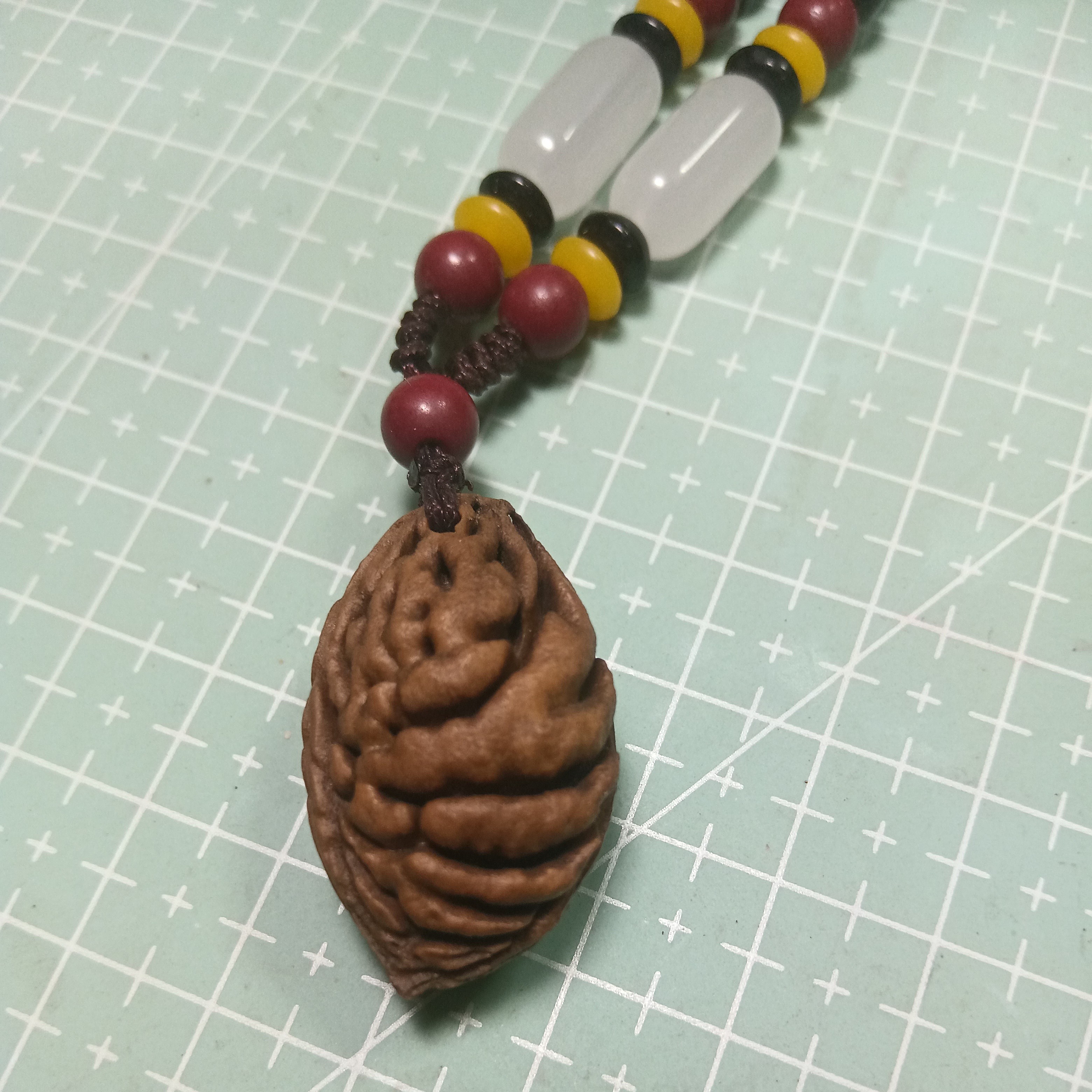 非金属木质棉绳项链 桃枭挂链，核长30，核宽18，核肚16