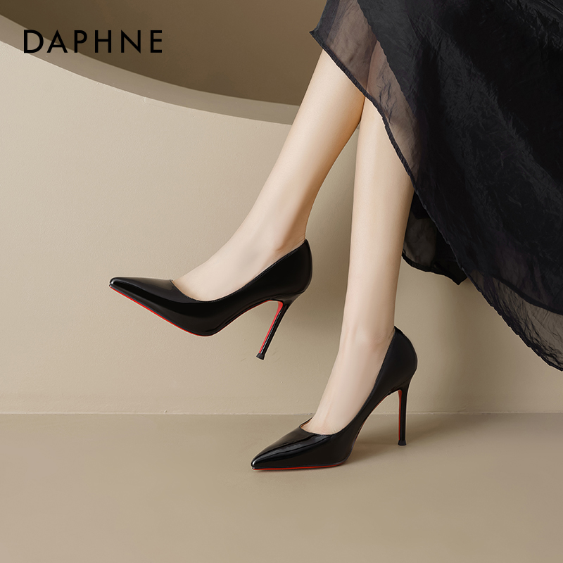 达芙妮黑色高跟鞋女细跟2025秋冬季新款尖头高级感红底气质单鞋子