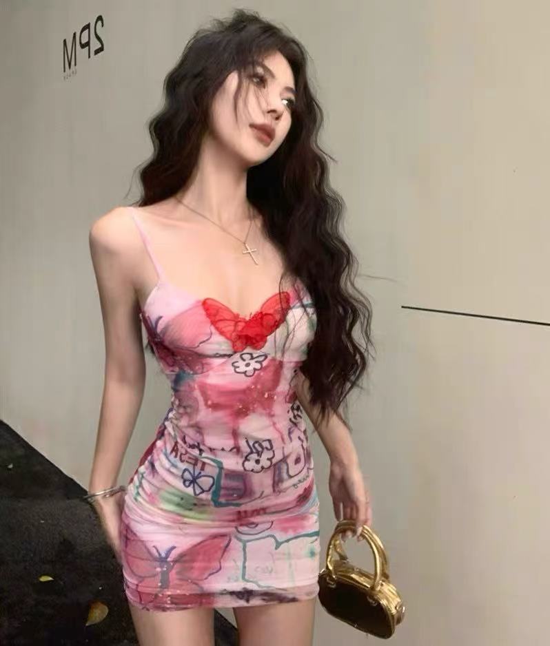 蝴蝶涂鸦印花吊带连衣裙女夏季辣妹修身显身材收腰包臀裙