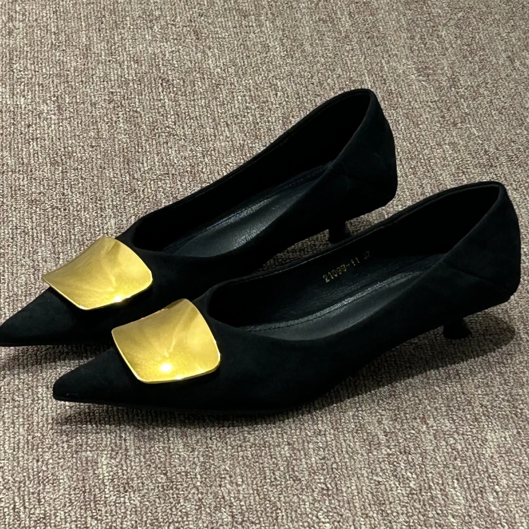 2025秋季新款绒面尖头金属扣饰高跟鞋时尚百搭网红小众猫跟单鞋女