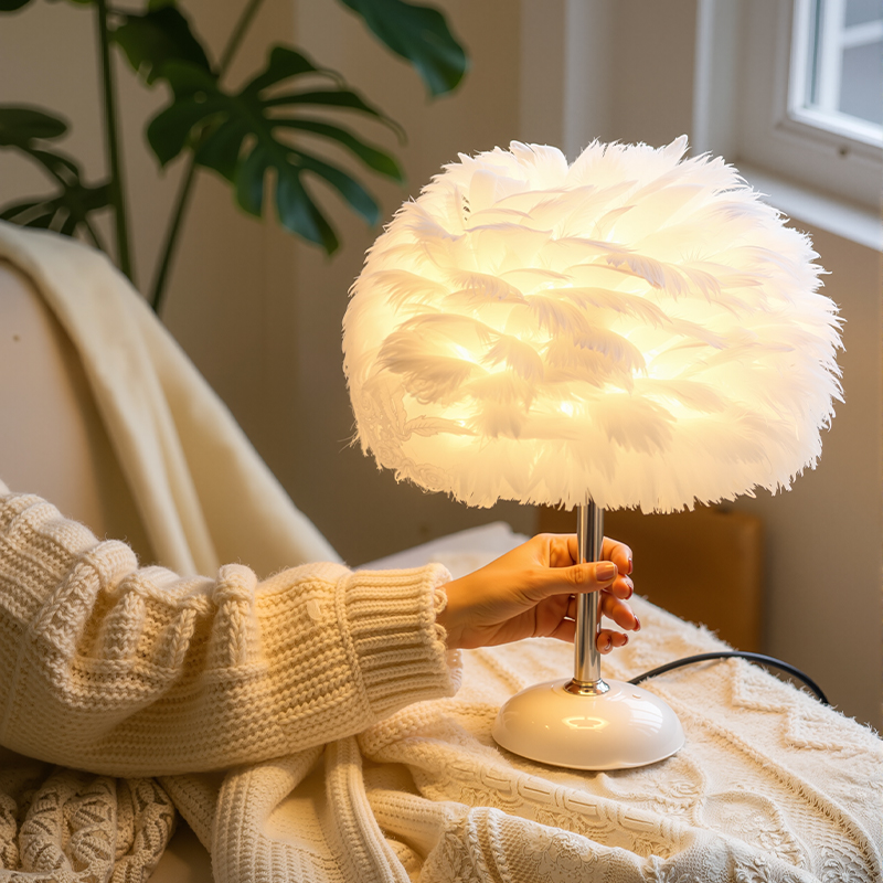 温馨羽毛台灯卧室床头灯2025最新款高级感轻奢氛围少女心小夜灯