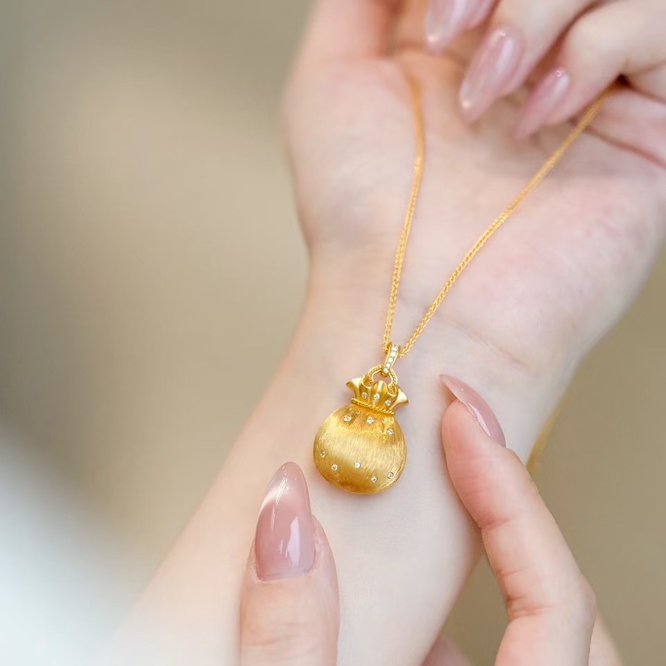 钛钢吊坠 福气满满金色拉丝小福袋项链新中式轻奢精致钛钢锁骨