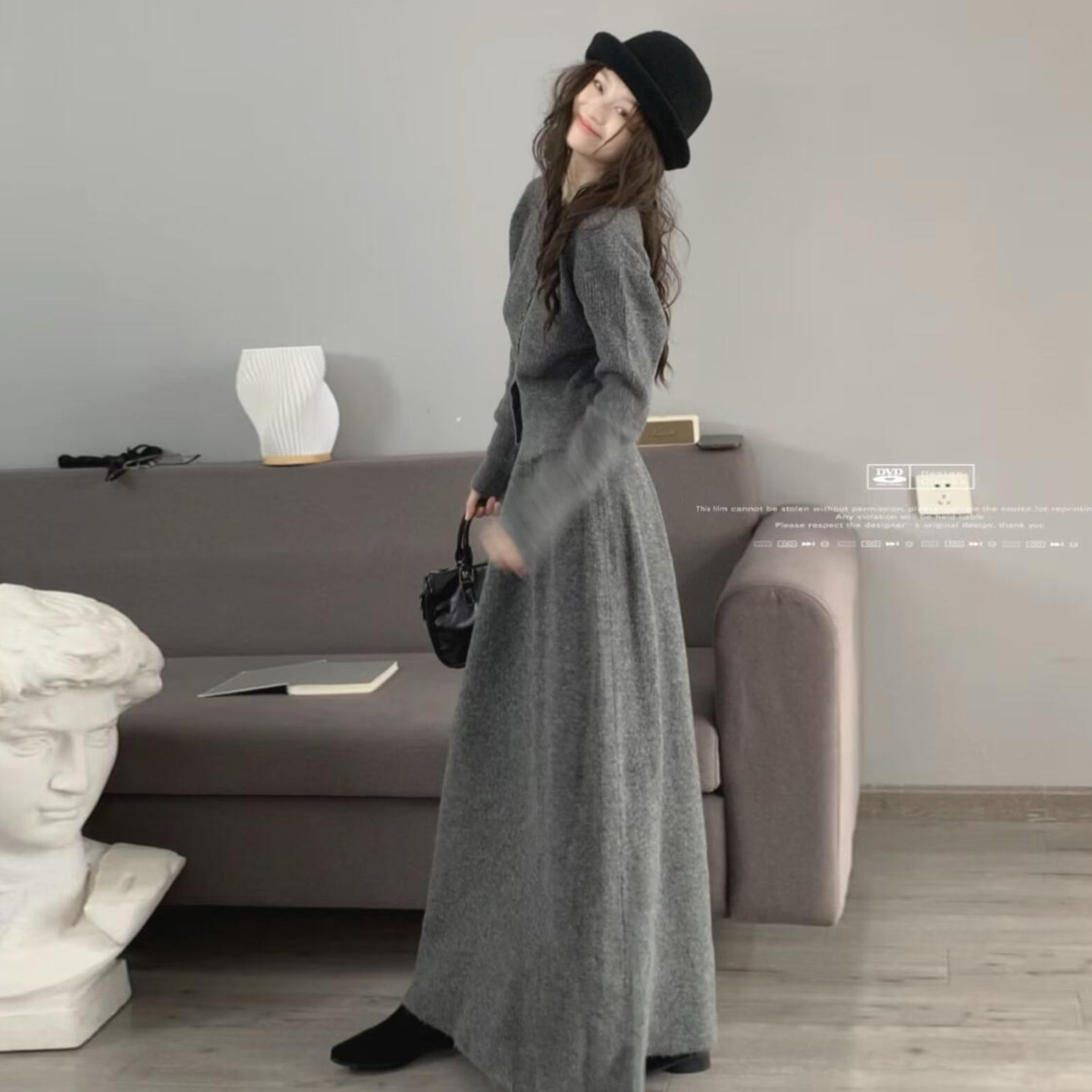 秋冬季2026年新款法式灰色针织连衣裙子女韩系巨好看两件套装长裙