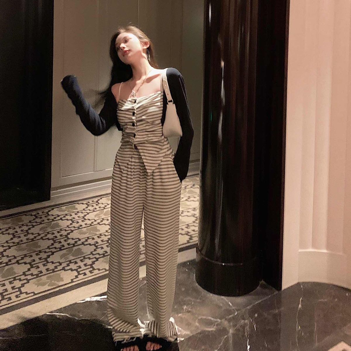 秋季新款不规则吊带上衣收腰宽松休闲长裤两件套设计感条纹套装女