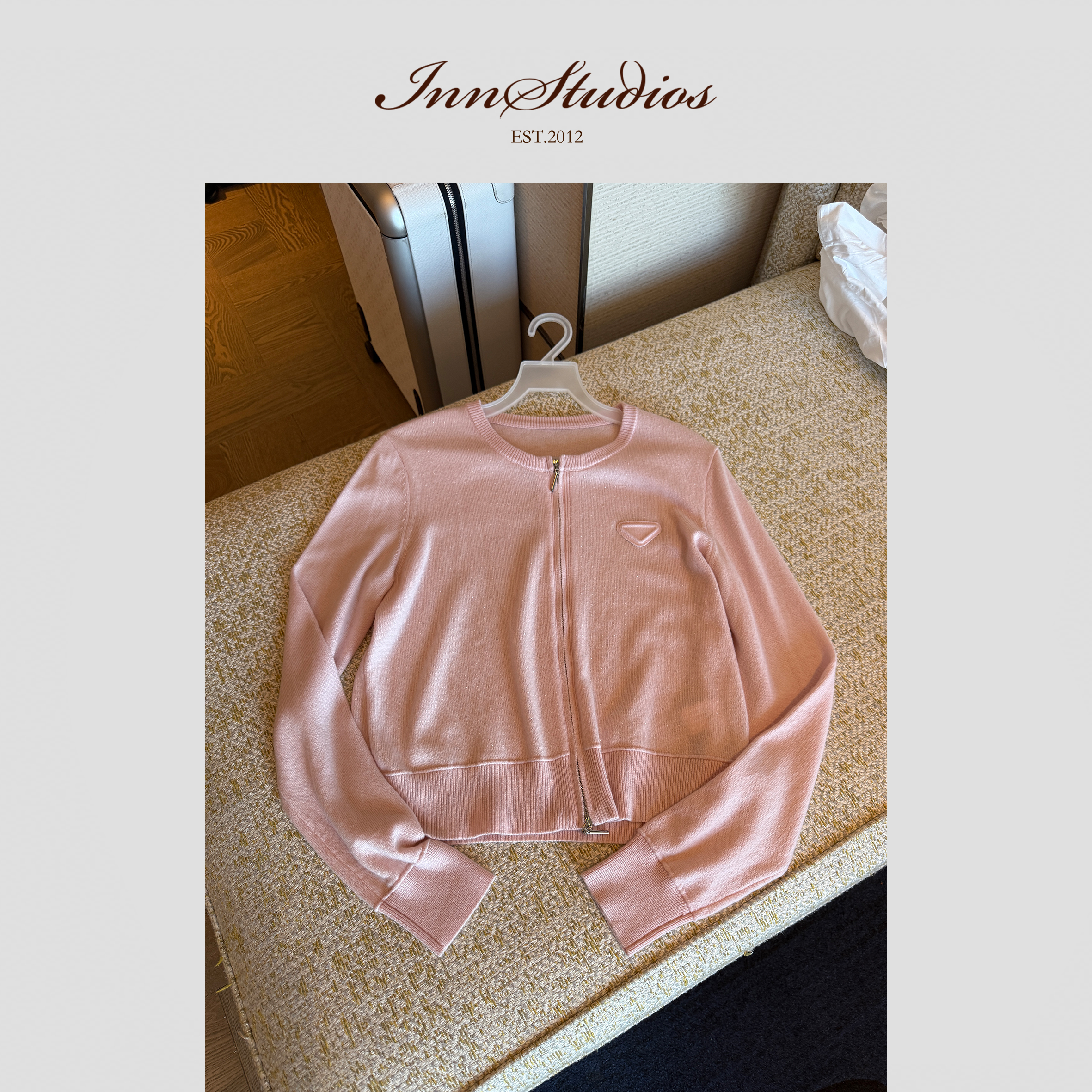 Innstudios 三角标细闪粉色针织拉链开衫