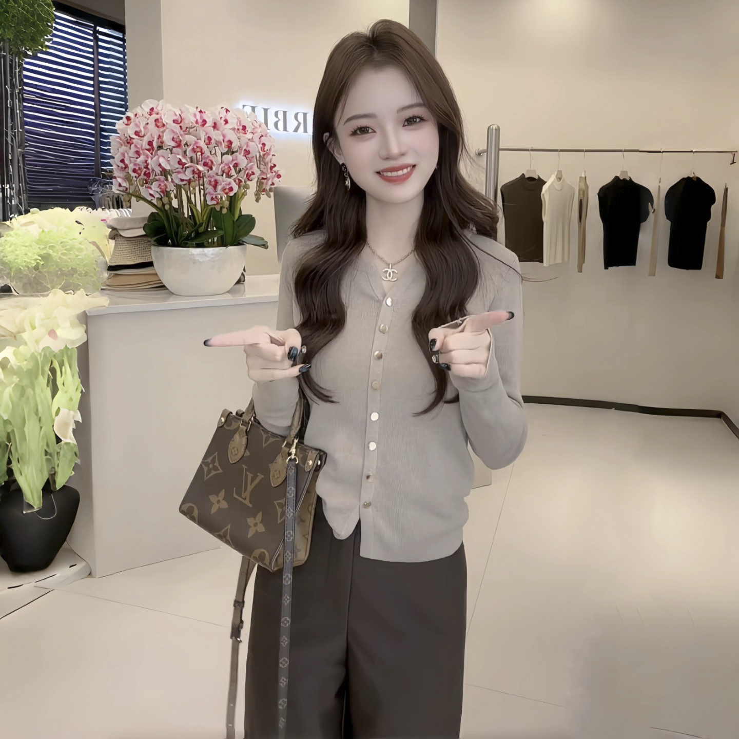 早秋V领针织衫女装2025新款纯色内搭薄款小个子洋气长袖开衫上衣