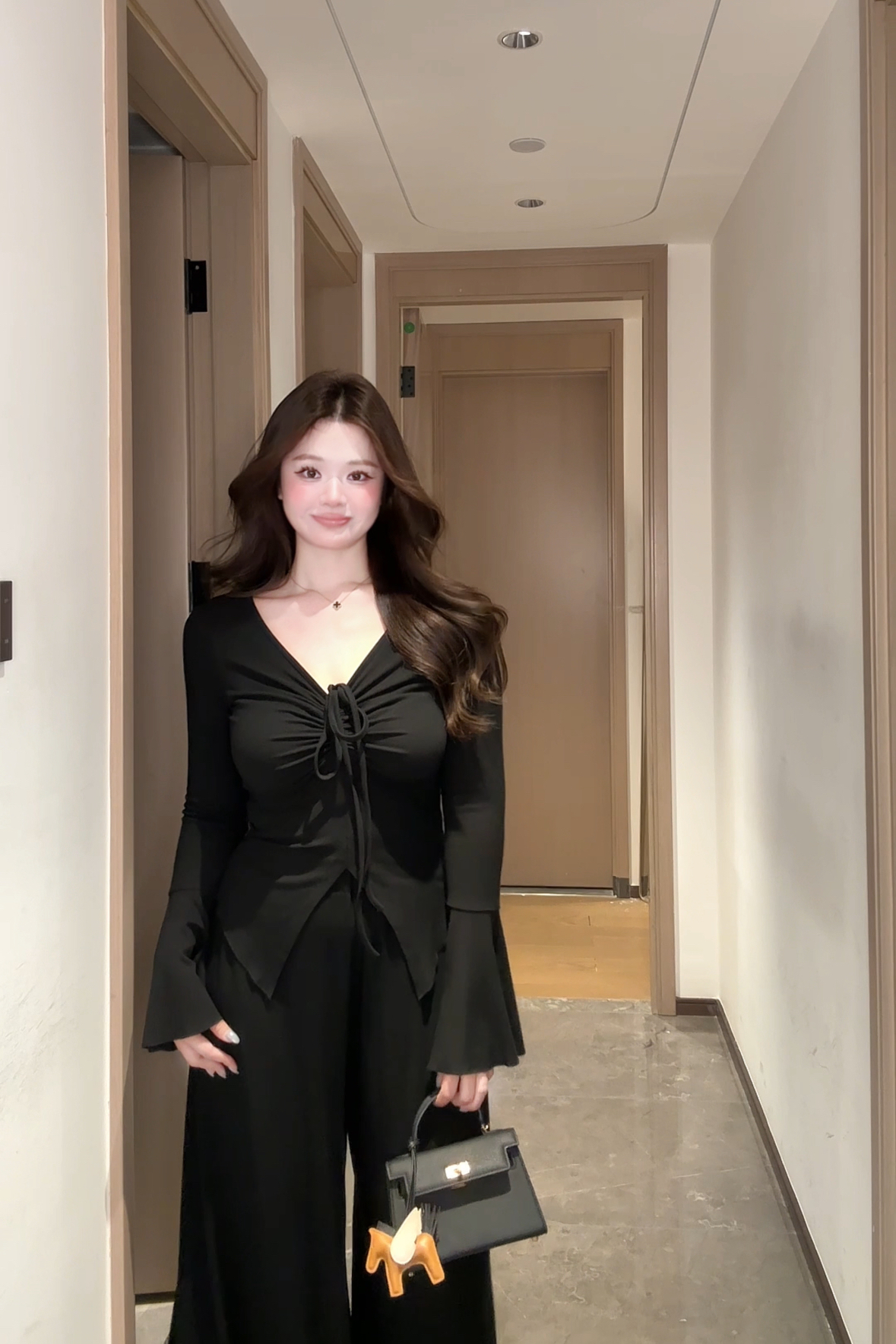 微胖mm初秋独特别致性感v领锁骨挂脖短款上衣+休闲高腰裙裤套装女