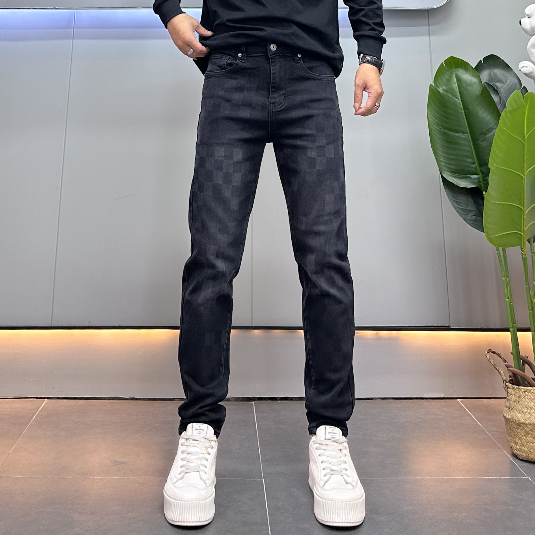 棋盘格印花时尚个性黑色男士牛仔裤2025秋冬新款痞帅修身小脚长裤