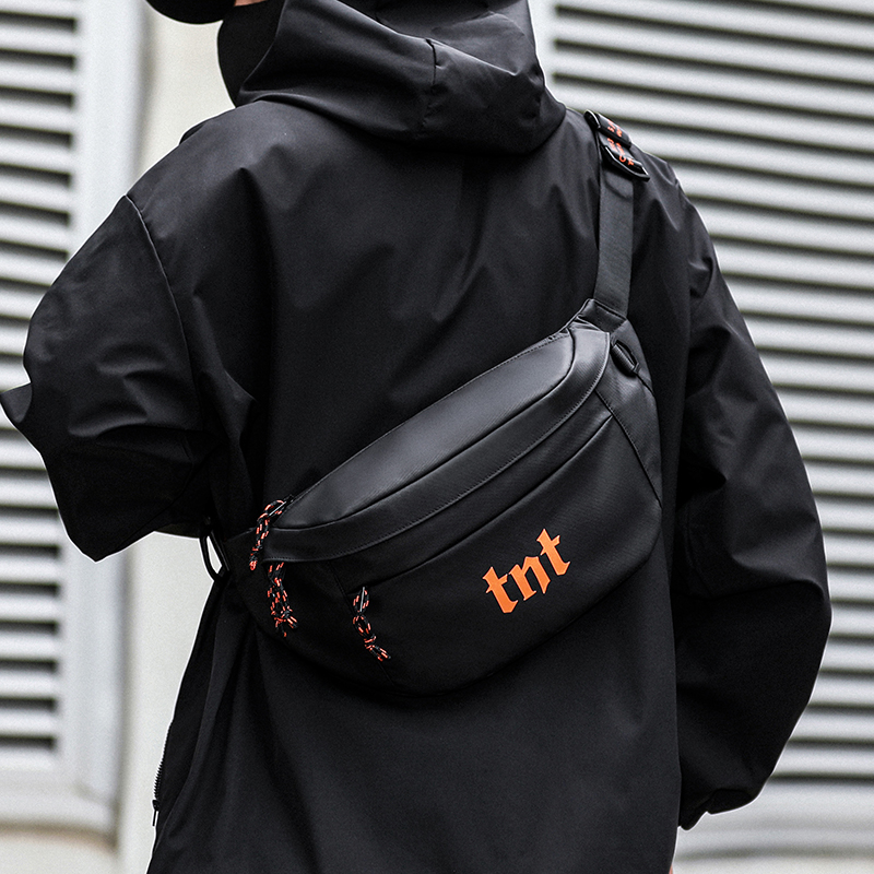 TNT新款胸包防泼水耐磨斜挎包潮流骑行运动背包男款户外出行挎包