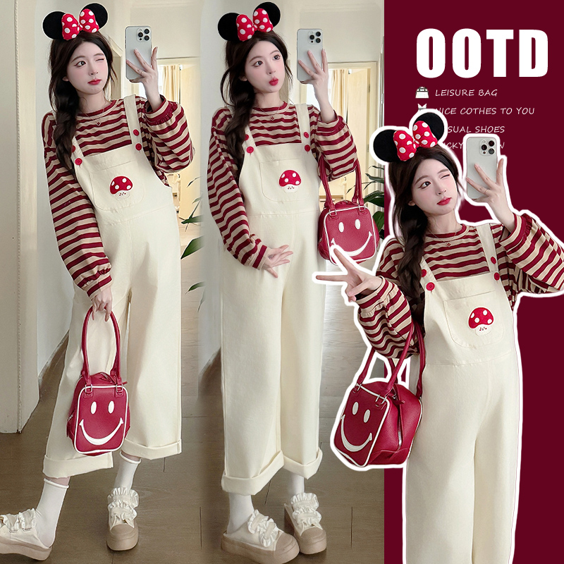时髦孕妇装新款2025孕妇装春季韩版休闲牛仔背带裤加条纹上衣套装