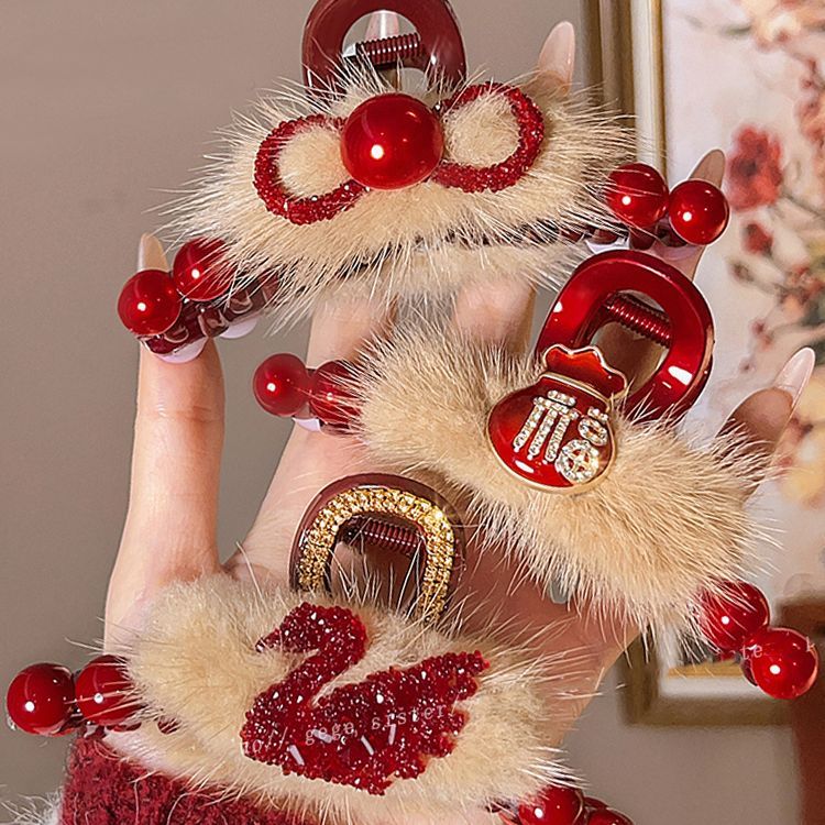 新年红色毛绒珍珠抓夹新款发夹后脑勺盘发鲨鱼夹发卡发饰秋冬头饰