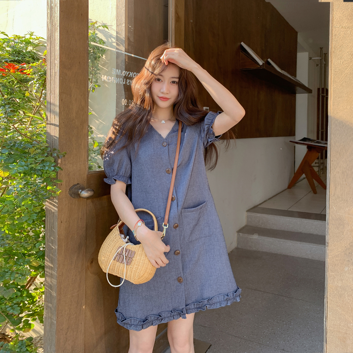 超好看木耳边V领连衣裙女夏季2025新款小个子甜美减龄泡泡袖a字裙