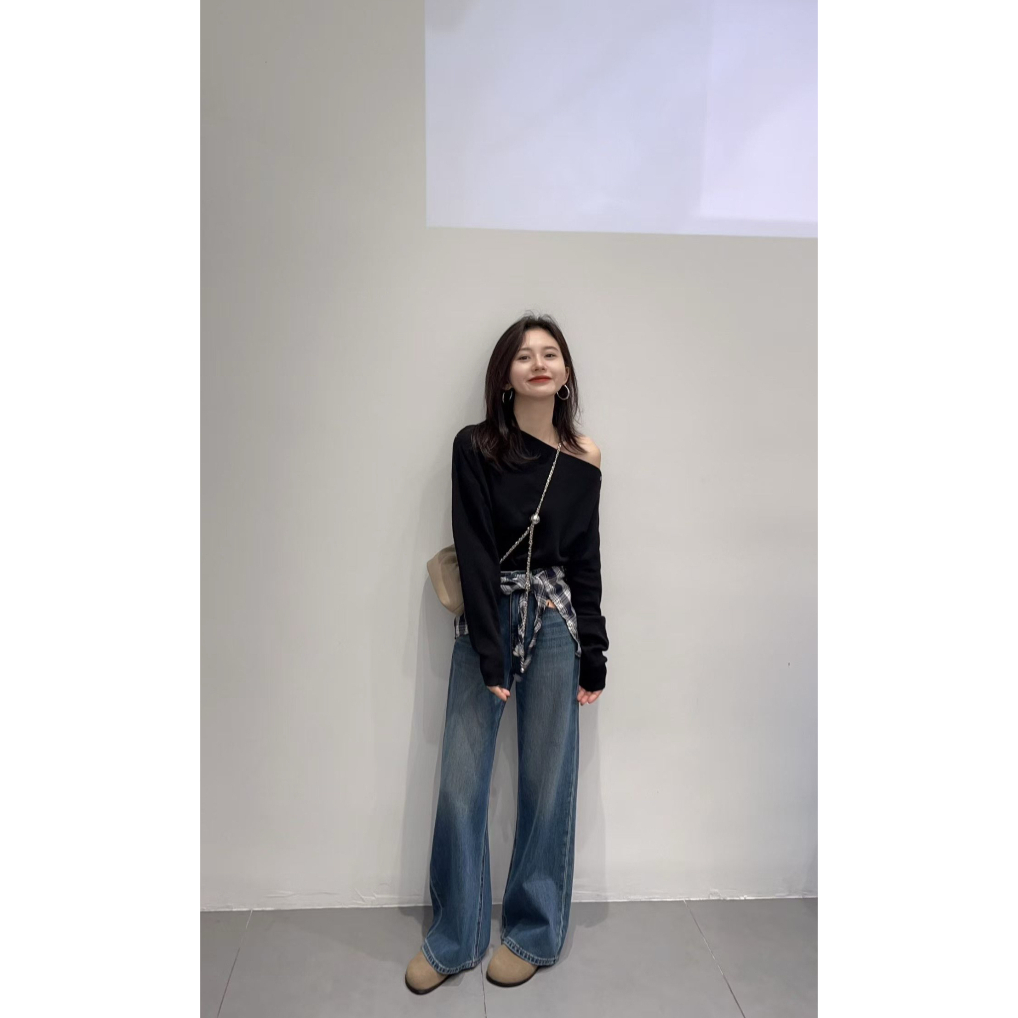 2025秋季新款韩系慵懒风黑色斜露肩长袖上衣女屁帘牛仔裤三件套