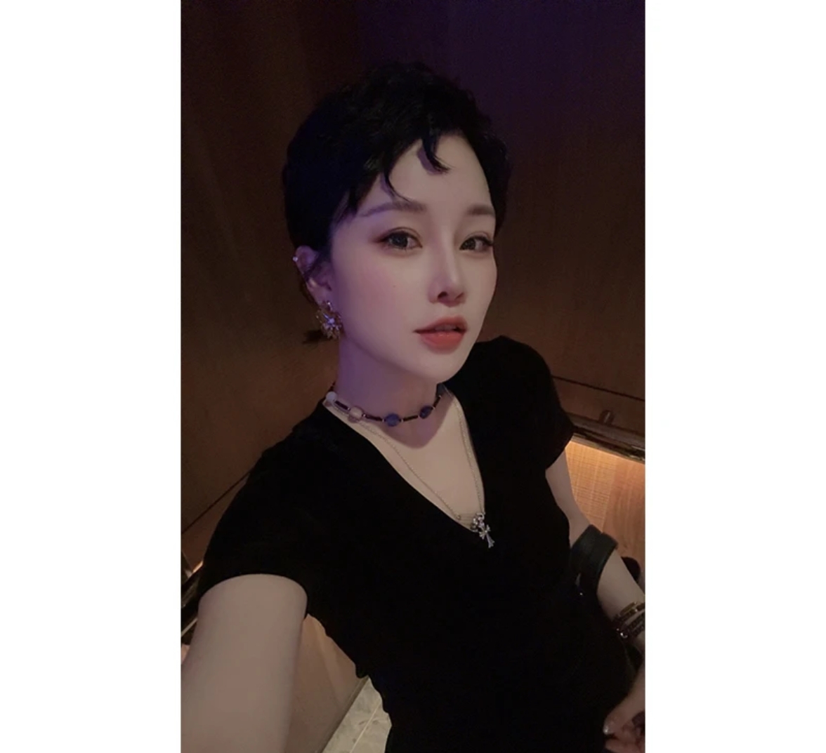 《万人迷顶配V领上衣》CJ2025轻奢丝绒短袖T恤女装百搭潮流上衣