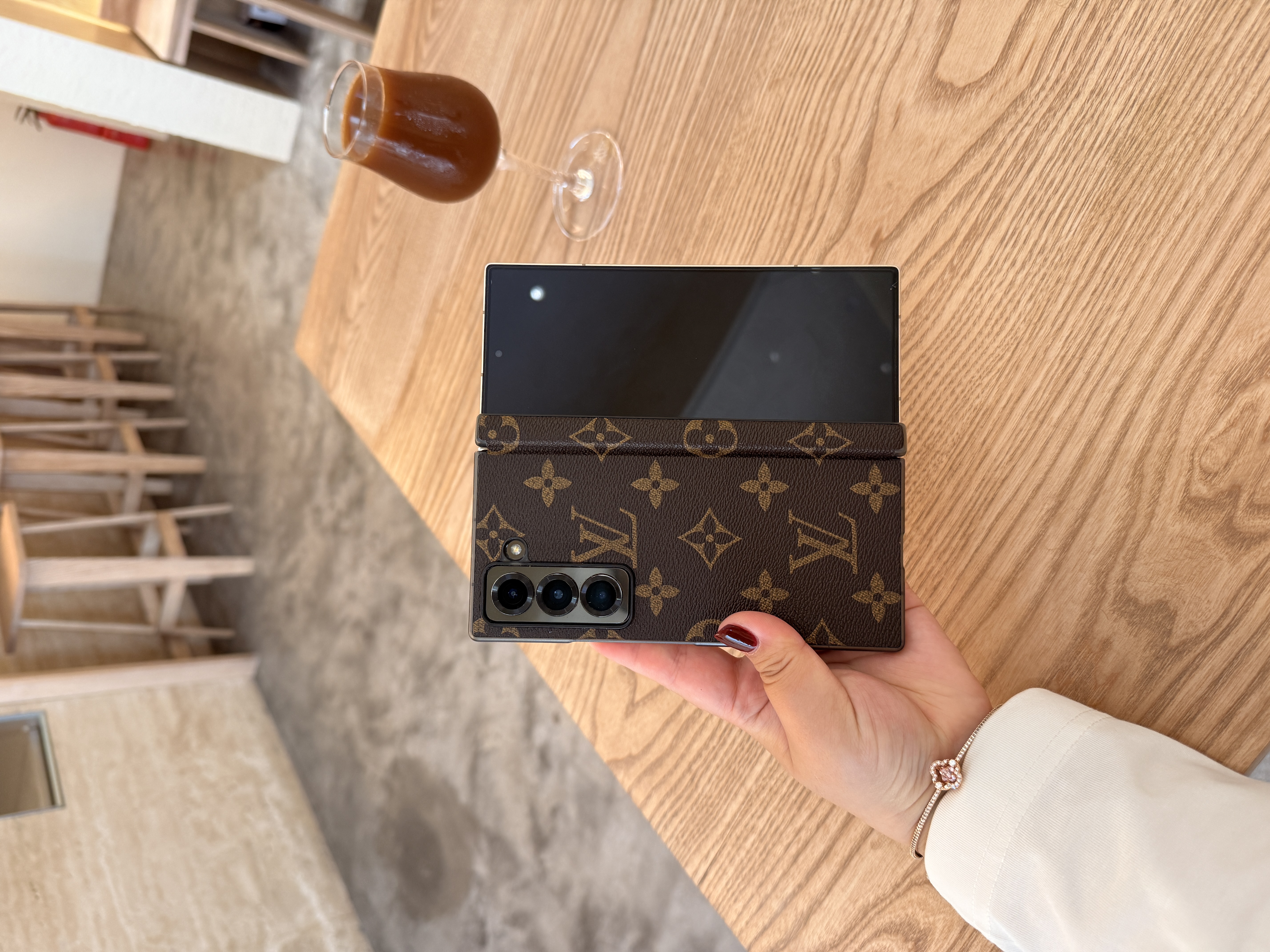 适用于三星W26/W25闪星星印花磁吸中轴折叠手机壳 透明边框中轴壳