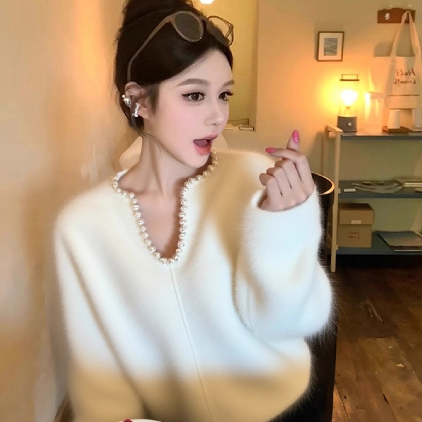 Z460秋冬绝美巨好看时尚独特气质淡人温柔高知穿搭白色V领上衣女