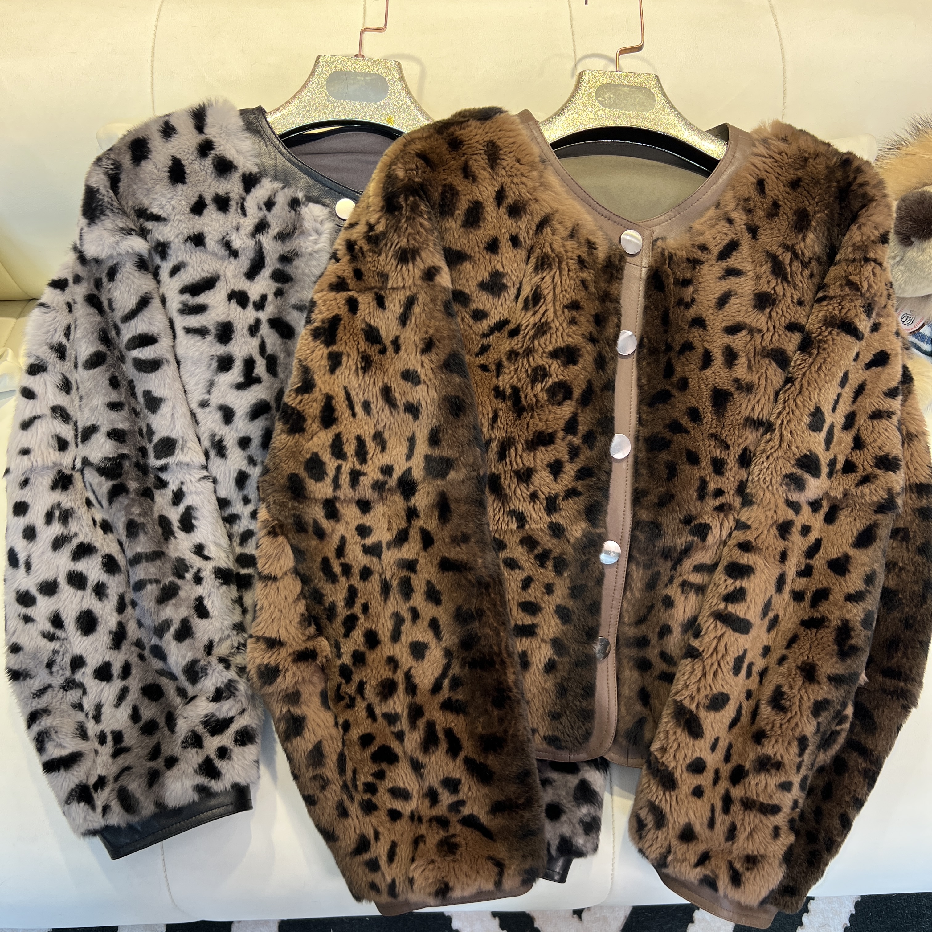 【YISHAN-】时尚奢华时髦豹纹双面穿圆领皮草外套T25128