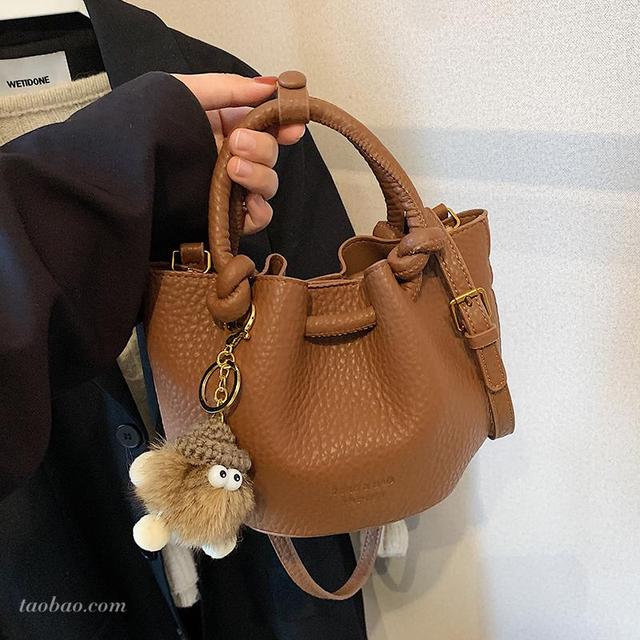 今年流行爆款包包女2025新款秋冬季复古百搭斜挎包精致迷你小拎包