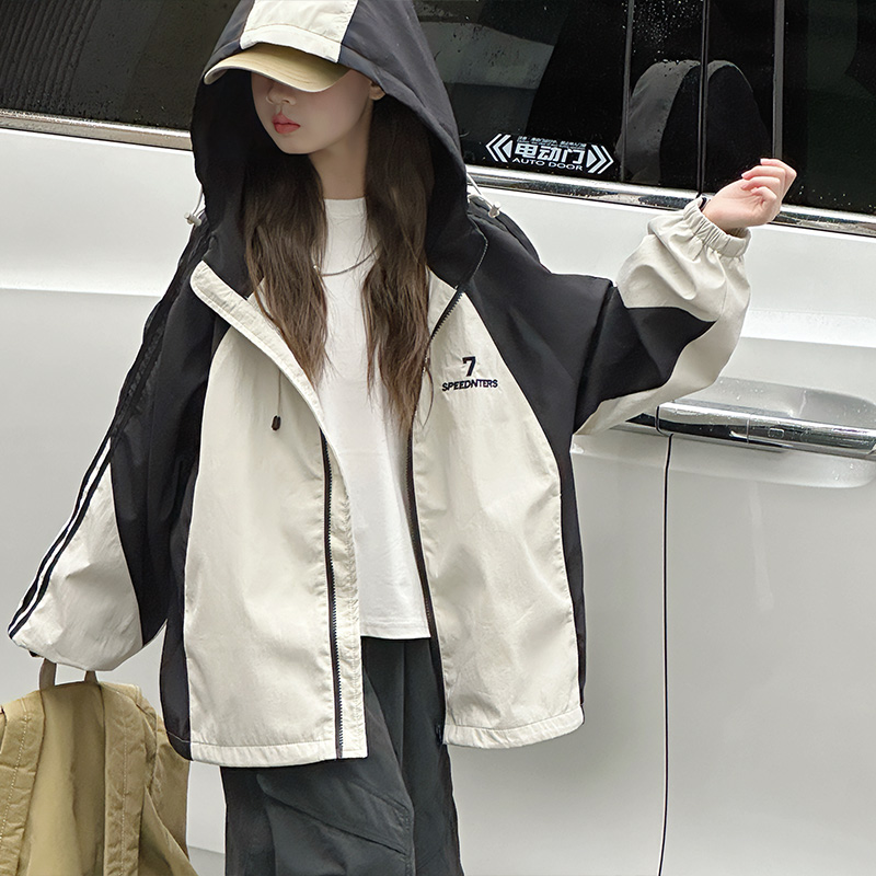 女童秋季韩版休闲冲锋衣2025新款儿童洋气中大童拼色连帽刺绣外套