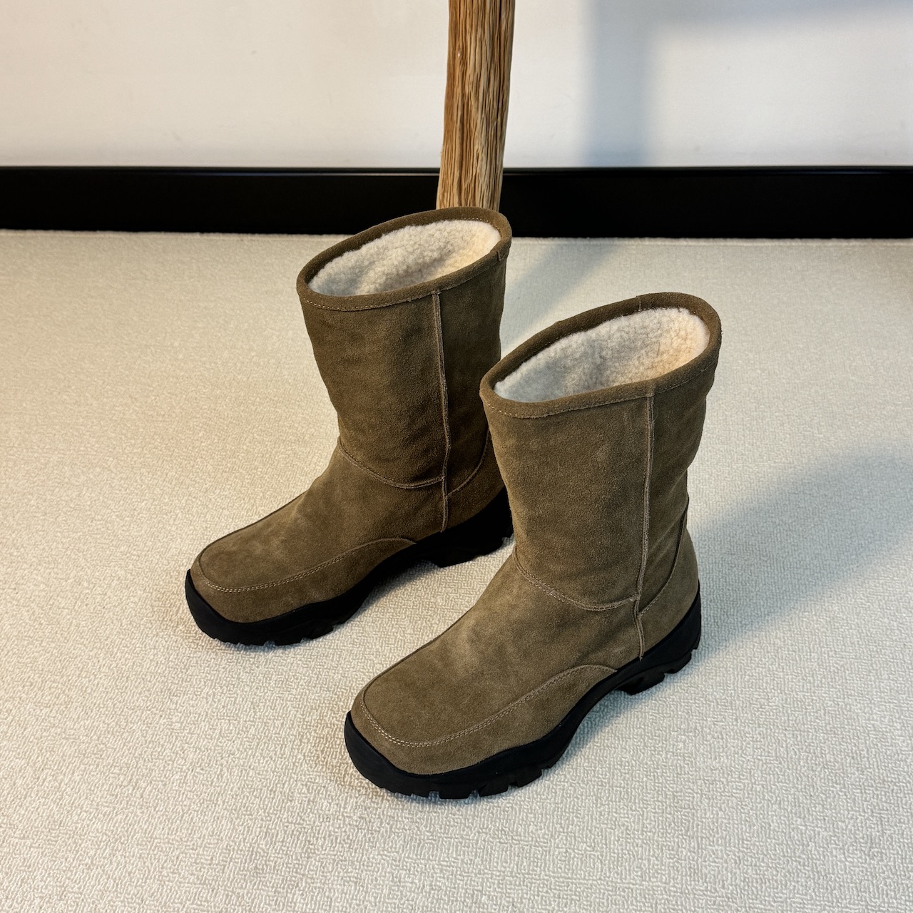 六也「运动保暖」高中筒绒面防滑耐磨增高软底锁温雪地靴女 L1161