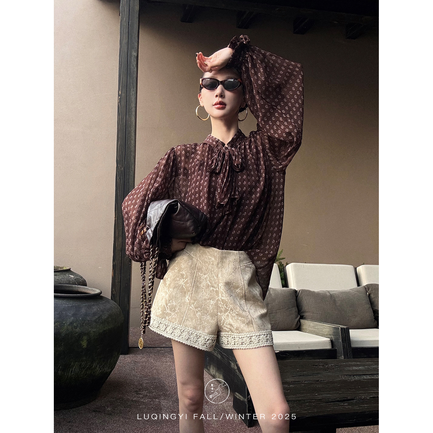 鹭青一原创【钟灵】复古仿真丝金丝印花波点飘带衬衫L25C1071L