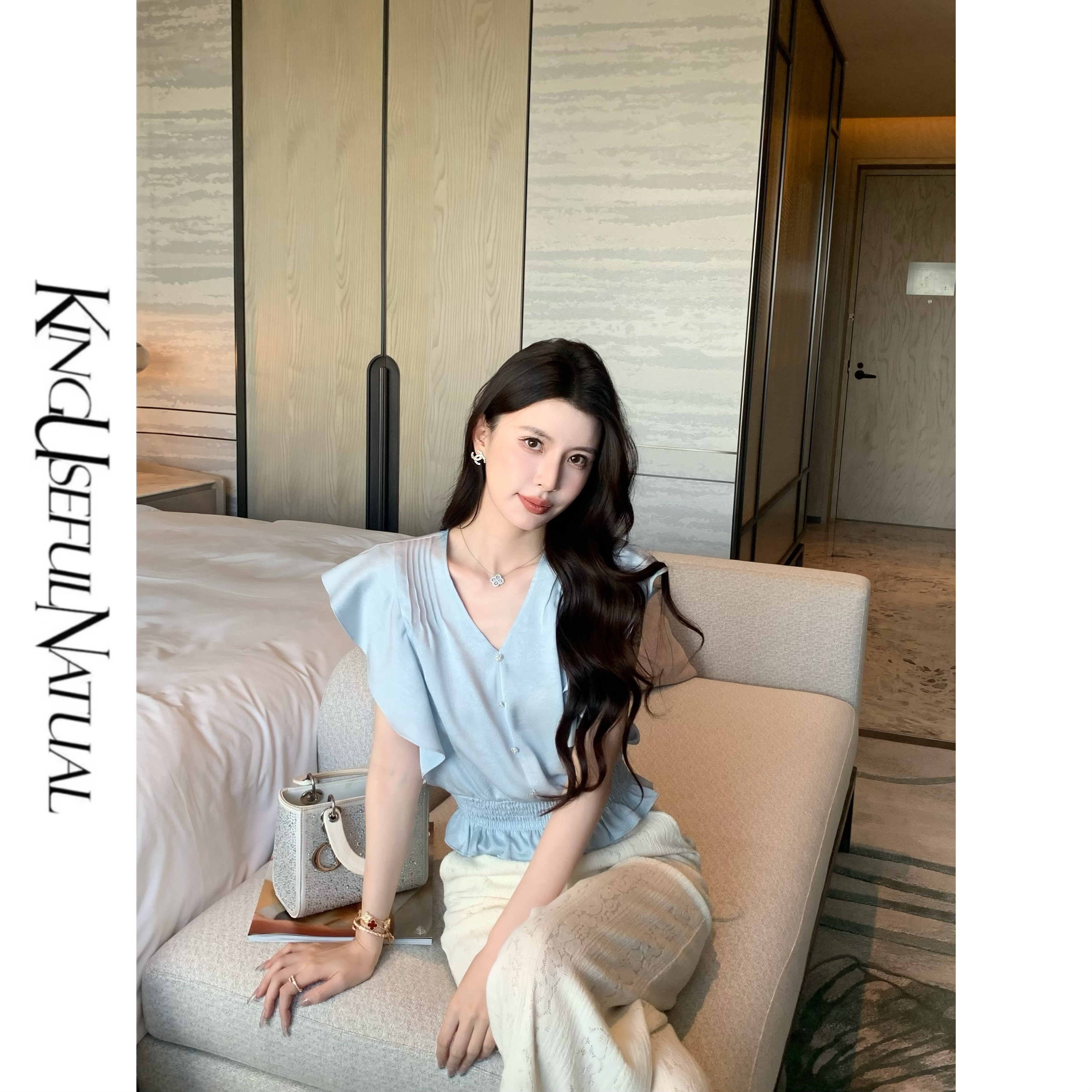 KUN【梨香手册】收腰好搭配 薄款泡抓皱缎面珍珠扣点缀荷叶袖上衣