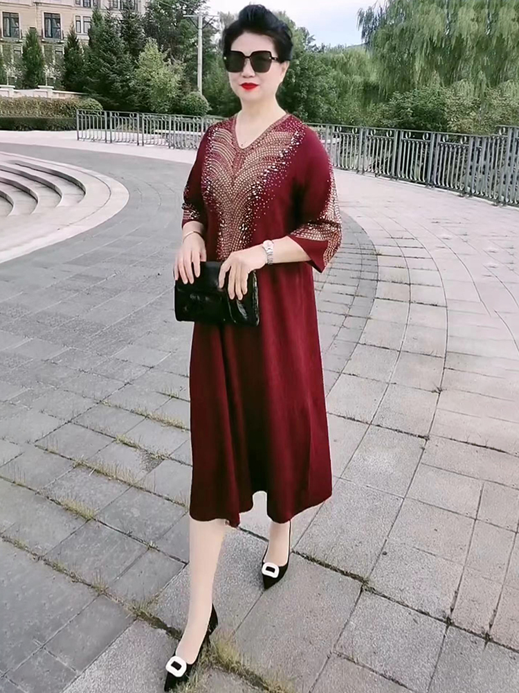 2025新款镶钻V领气质显瘦大码冰丝连衣裙秋冬减龄阔太太针织长裙