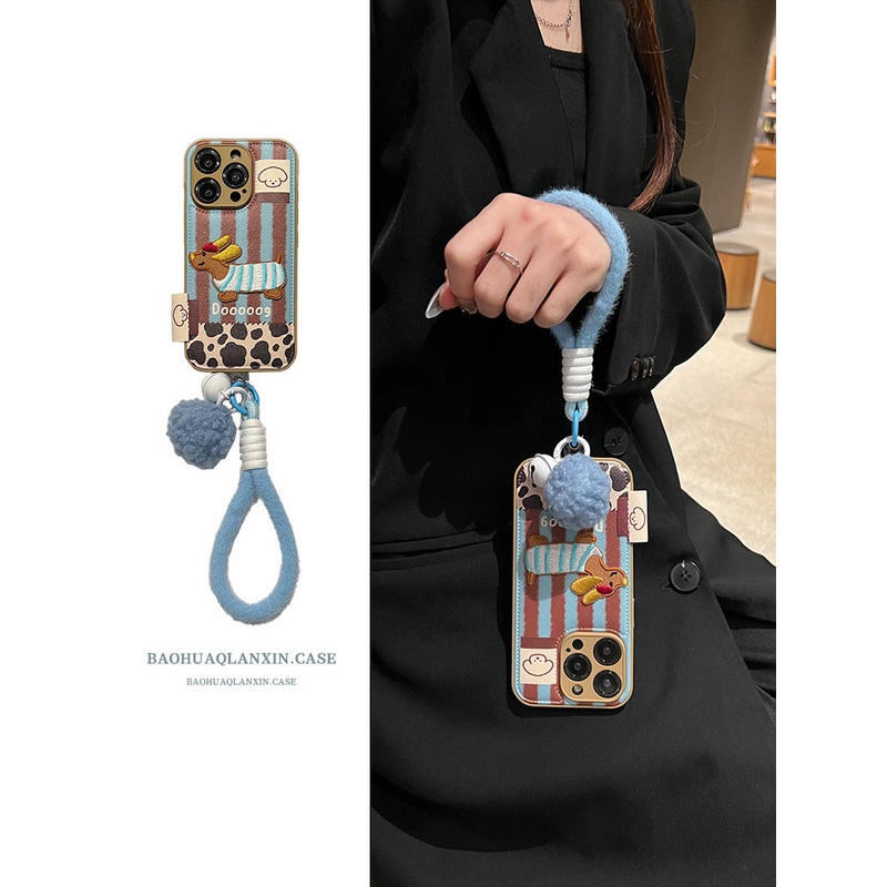蓝棕刺绣小狗铃铛毛球适用苹果16promax手机壳iPhone15pro女14pro
